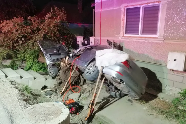 Accident grav în Chinteni, Cluj: Bărbat în stare de inconștiență, încarcerat, scos cu greu de pompieri din mașina răsturnată în șanț FOTO