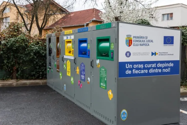 O parcare din Cluj s-a transformat într-o rampă de gunoi, iar locatarii nu mai rezistă: „Se lasă gunoaiele lângă și se împrăștie în toată parcarea”