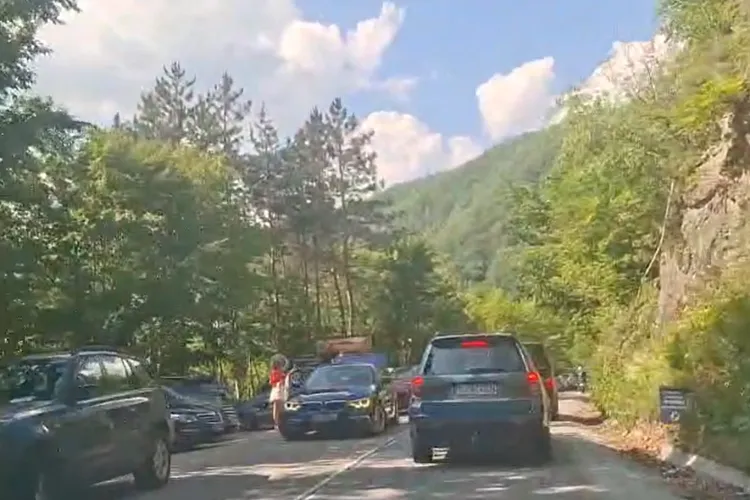 Haos în trafic la Mărișel, de sărbătorile de Rusalii! Clujenii au stat blocați în trafic și au dirijat apoi singuri circulația ca să treacă VIDEO