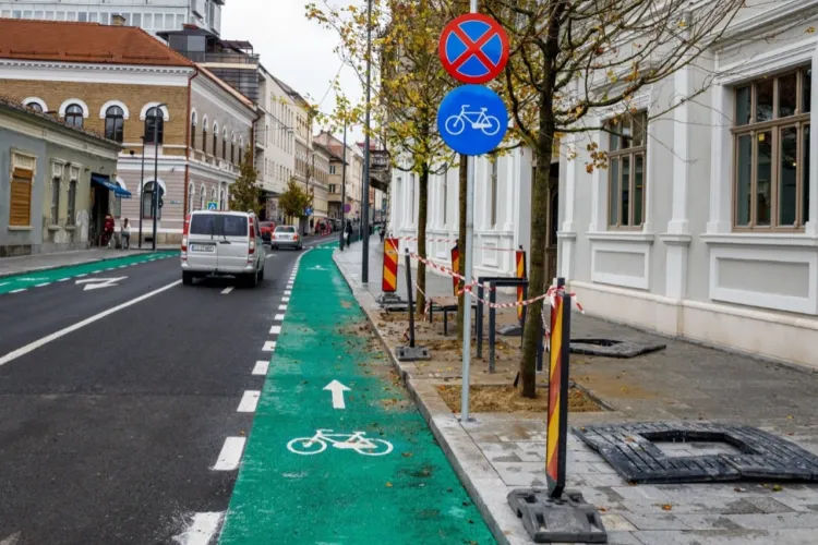 Revolta unui biciclist clujean după o manevră periculoasă făcută de o șoferiță: „Dacă merg pe dreapta, mă calcă. Dacă merg pe mijloc, mă înjură!”