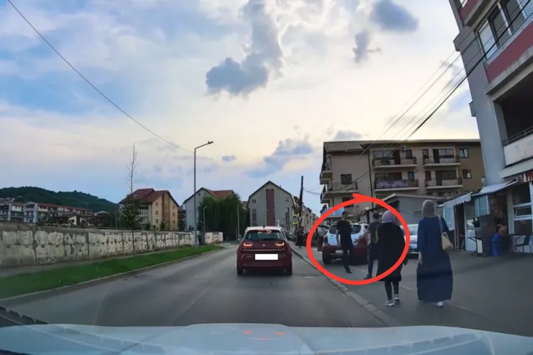 Scenă revoltătoare cu un taximetrist tupeist și agresiv din Cluj: Parchează ca un „boss” și îl lovește brusc pe un tânar care îl atenționează VIDEO