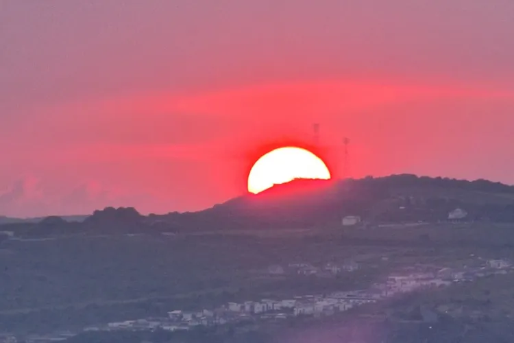 Magie pe cer la Cluj. Apus de poveste surprins peste dealurile din Dezmir: „E ca atunci când soarele se îndrăgostește de Cluj” FOTO