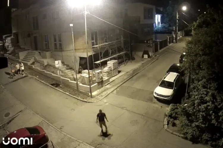 VIDEO Un tânăr doborât de „căldură” s-a întins pe jos în mijlocul străzii, într-o intersecție din Cluj: „Mare grijă cum conduceți noaptea”