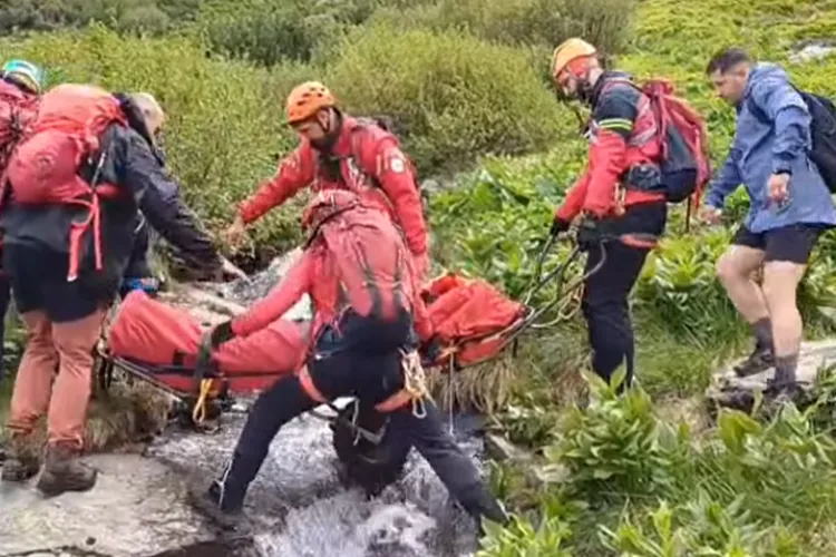 Misiune extremă a salvamontiștilor! Intervenție de 8 ore pentru salvarea unui bărbat grav accidentat VIDEO 