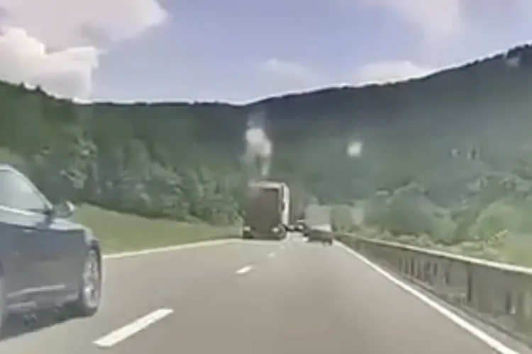 Depășire extremă în Cluj: a trecut milimetric pe lângă un TIR, o secundă l-a depășit de moarte VIDEO