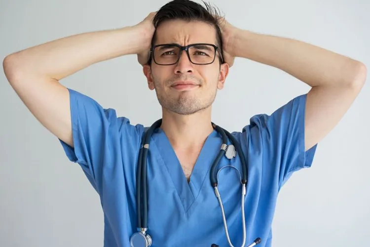 Revolta unui medic rezident. Tânărul regretă enorm alegerea făcută:  „Nu alegeți medicina. Vă distrugeți viața! Nu ai bani de nimic”