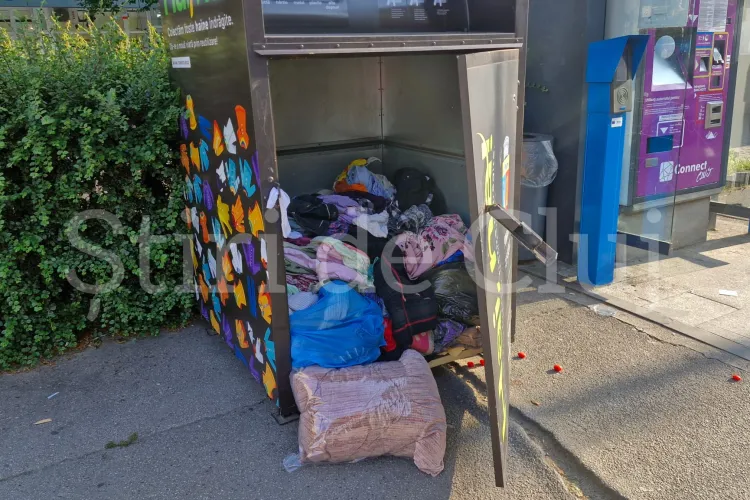 Containerul de haine dintr-o stație de autobuz din Cluj-Napoca a fost spart sub ochii trecătorilor. Făptașii, de negăsit 