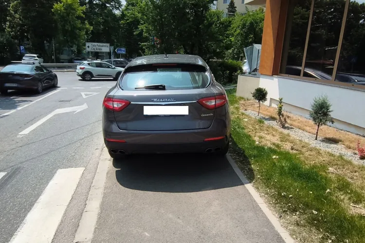 Aroganță la nivel înalt în Cluj-Napoca: Maserati de lux, parcat cu nesimțire pe trotuar, fix la începutul unei treceri de pietoni FOTO