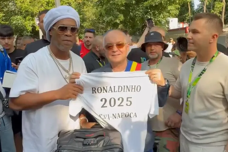 Emil Boc s-a întâlnit cu Ronaldinho. Ce cadou special i-a înmânat primarul: „E o onoare să te avem aici!”
