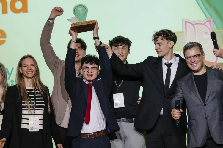 Studenții de la UBB Cluj strălucesc din nou! Au câștigat MARELE PREMIU la cel mai important concurs tech din 2025 FOTO 