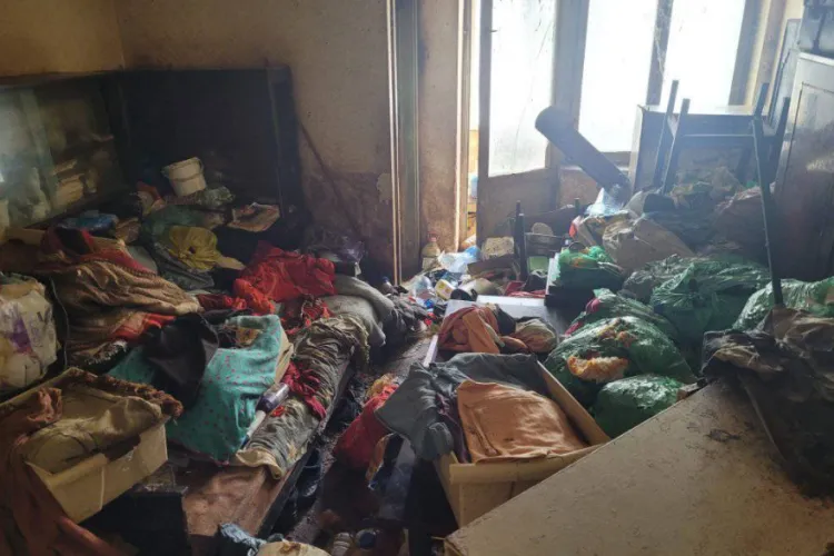 Caz șocant de focar de infecție într-un bloc din Cluj: O femeie trăiește printre șobolani și gândaci și urinează prin casă. Vecinii nu mai suportă!