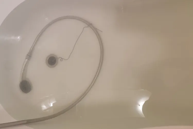 Apa de la robinet, motiv de revoltă în Cluj: „Mulțumim. Aseară ne-ați lăsat fără apă. Acum iarăși. Noi cu ce ne spălăm? Oricum o facem cu apa asta murdară”