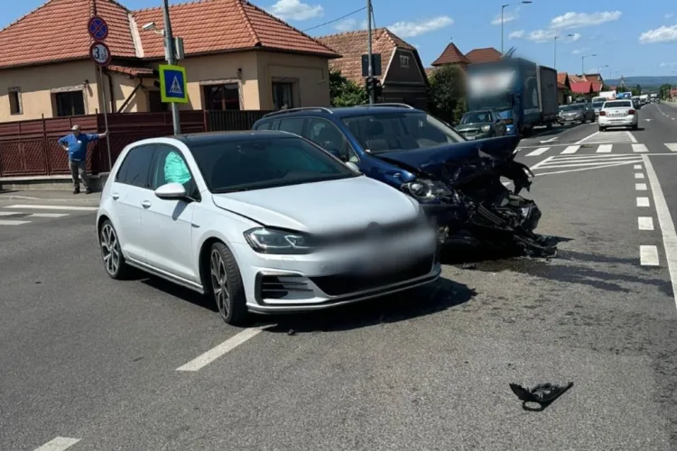 Tragedie evitată la limită în Cluj! Un tânăr de 28 de ani a ignorat roșul semaforului și a provocat un accident. Au fost răniți doi copii și o tânără