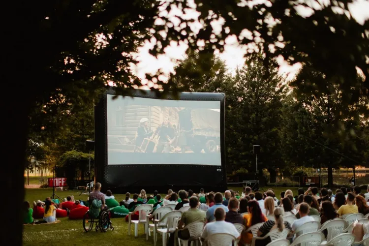 TIFF 2025 la Iulius Mall Cluj: Zece seri de film în aer liber, proiecții speciale și întâlniri cu regizori. Programul complet al filmelor în Iulius Parc 