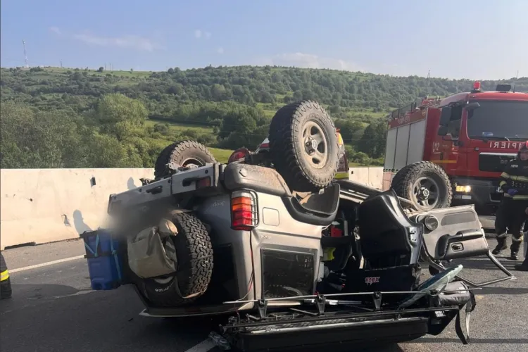 Accident dramatic la Cluj. O mașină s-a răsturnat în mijlocul drumului. Două persoane au fost transportate de urgență la spital FOTO