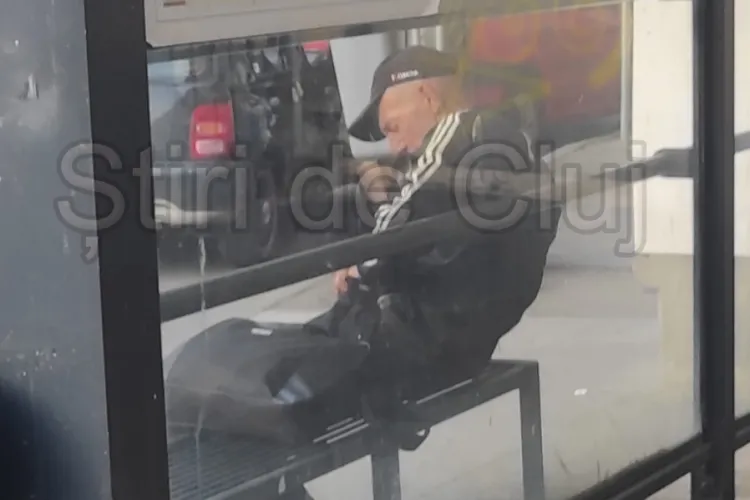 Scenă dezgustătoare în Cluj: Un bărbat își golește punga cu urină într-o stație de autobuz în văzul tuturor: „Pata de urină a rămas acolo. Și mirosul” 