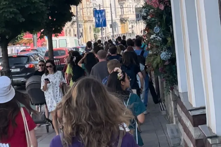 S-au „externat” din facultate! Absolvenții UMF au transformat strada Regele Ferdinand din Cluj în scenă de sărbătoare VIDEO