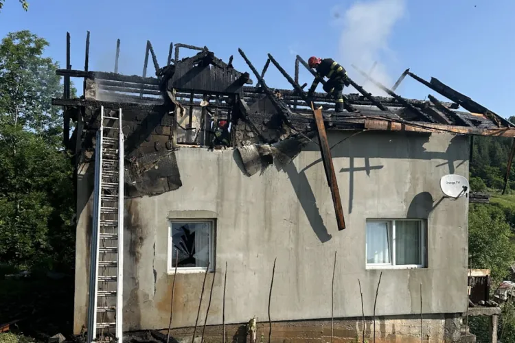 Flăcări uriașe au înghițit o casă din Cluj! ISU a intervenit în forță pentru a opri dezastrul izbucnit dintr-un coș de fum defect