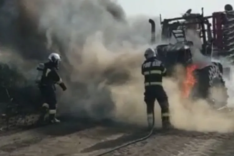 Incendiu de proporții în Cluj! Un tractor și zeci de baloți de fân cuprinși de flăcări. Pompierii au intervenit la timp pentru a salva locuința