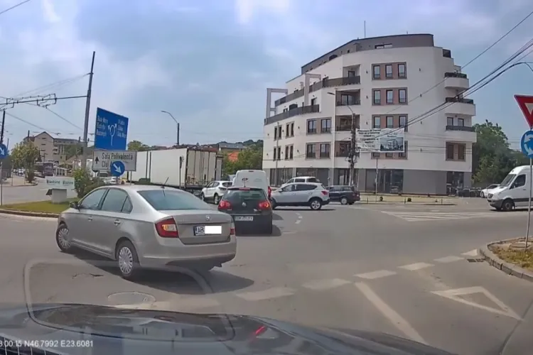 Mersul cu mașina „ca pe Anglia” devine din ce în ce mai popular în Cluj: Un șofer din Alba a luat sensul giratoriu invers VIDEO