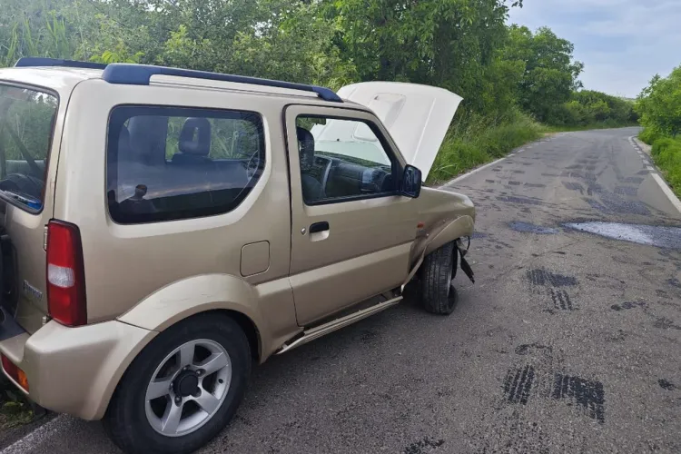 Accident lângă Cluj. Șoferul unui autoturism a pierdut controlul volanului și a ieșit de pe drum. Doi bărbați au ajuns la spital