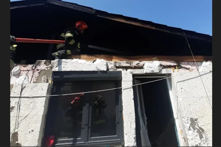 Cluj: Trei locuințe incendiate din cauza focului nesupravegheat dintr-o sobă de gătit FOTO