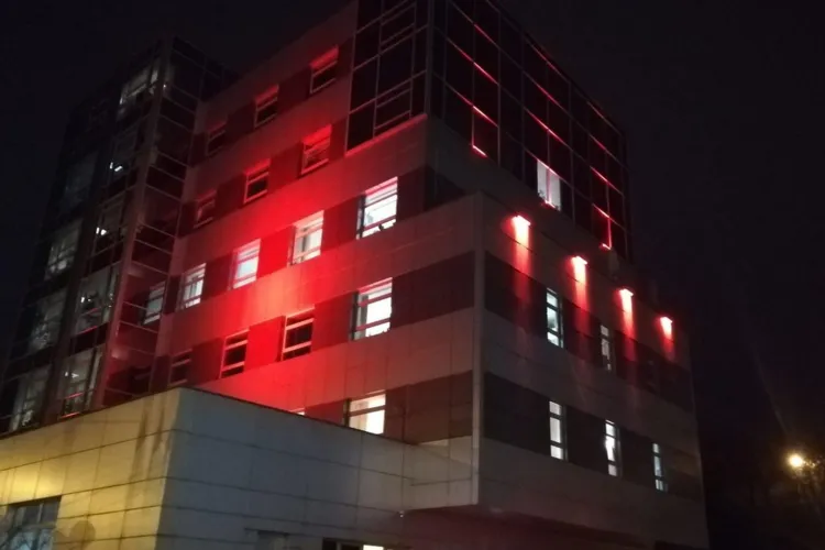 Motivul pentru care sediul Consiliului Județean Cluj va fi iluminat în roșu la noapte. „În semn de solidaritate”