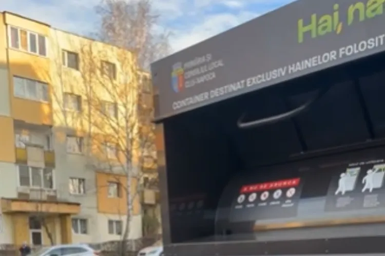 Colectare de textile haotică în Cluj: Haine aruncate pe jos, container blocat și dezastru pe stradă