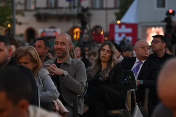 Împăcare „istorică” la Cluj, la o „blondă” distanță? Rivalii electorali Emil Boc și Sabin Sărmaș, despărțiți doar de o frumoasă „blondă” la TIFF FOTO