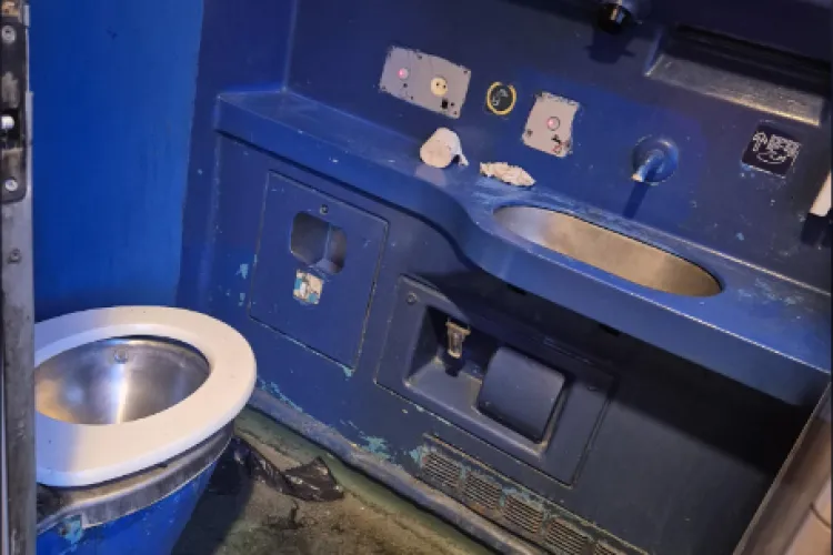 Coșmarul din trenurile CFR continuă. Mii de români trec prin același chin zi de zi: „Era să-mi dau cu deodorantul în nas să scap de miros” 