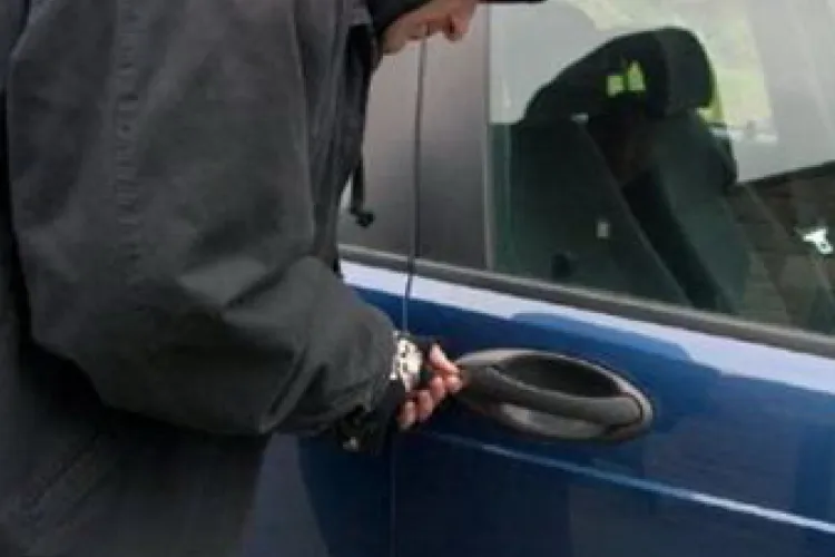 Alertă în Cluj-Napoca! Patru indivizi, surprinși în timp ce jefuiau mașini: „La un vecin au furat un hârleț și alte obiecte”