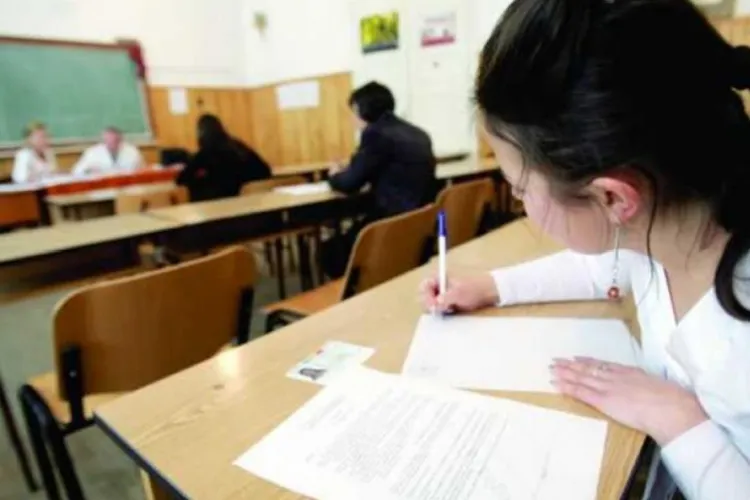 Ce subiecte au primit la matematică la BAC absovenții de clasa a XII-a. Primele imagini cu subiectele au apărut deja , înainte de încheierea examenului