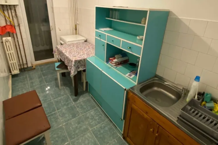 Dacă iubești filmele de groază și ai bani de aruncat, acest apartament din Cluj e exact ce cauți: Cât costă „luxul” cu faianță de spital comunist FOTO