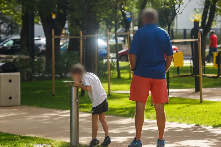 Comportament bizar lângă locurile de joacă din Cluj! Părinților le e frică să mai meargă în parc: „Sunt bărbați dubioși, care stau și se uită la copilași”