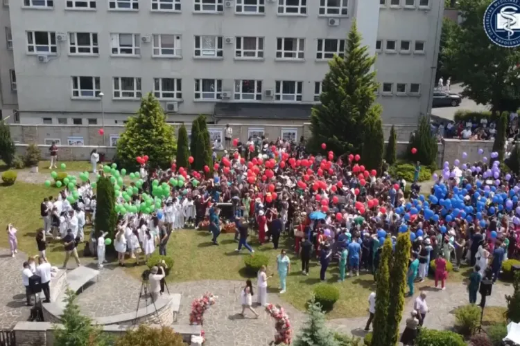 Serenadele UMF Cluj 2025 s-au încheiat spectaculos cu un refren MEMORABIL, devenit HIT: „UMF-iștii s-au născut!”/ Ce tineri minunați are Clujul! VIDEO