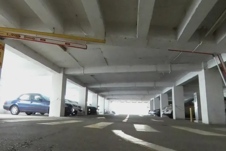 Tineri puși pe distracție fac legea în Mărăști: gălăgie, alcool și vandalism în miez de noapte, locatarii cer ajutorul autorităților: „Nu mai putem dormi!”