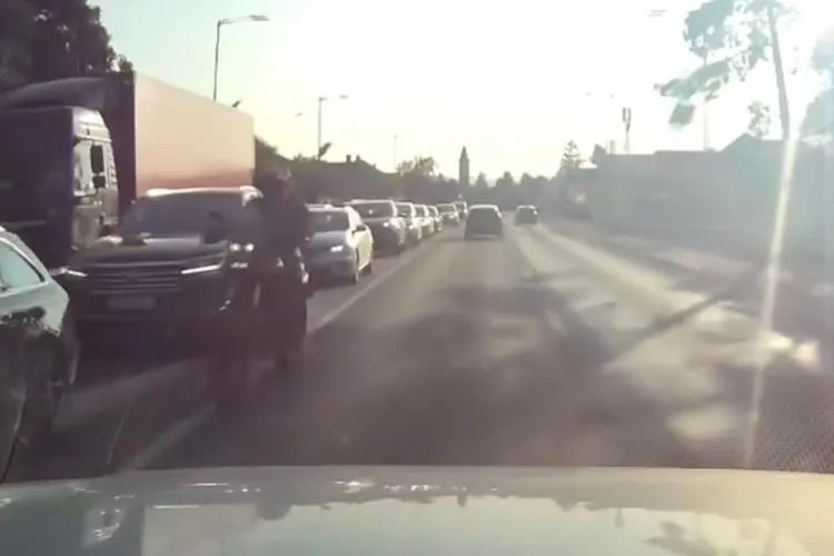 Inconștiență maximă în trafic: Un motociclist din Cluj a fost surprins mergând pe contrasens. Nu a mai avut loc să se încadreze pe banda VIDEO