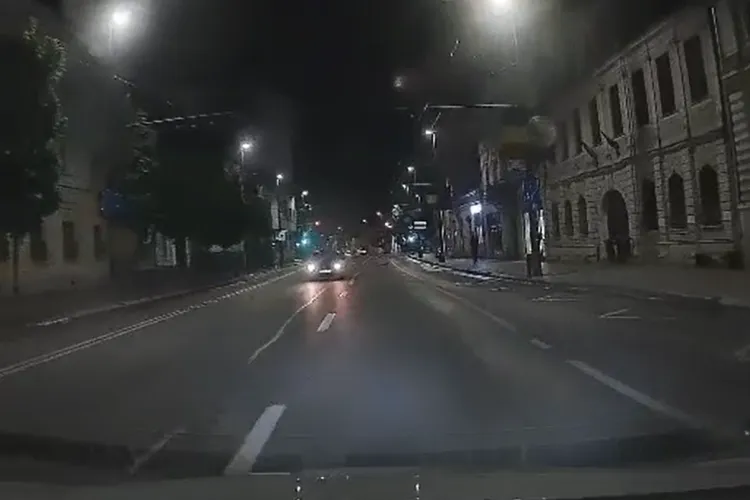 Clipe de groază trăite de un șofer Bolt: S-a trezit în față cu un șofer care circula cu viteză pe contransens în centrul Clujului: „Bă, ești nebun?!” VIDEO