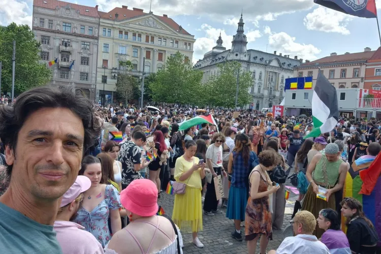 Activiștii clujeni au ieșit în stradă pentru drepturile LGBTQ+. „De abia a început Pride-ul și sunt mii de oameni în piață, foarte tare”