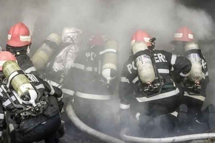 Un clujean era să dea foc la tot blocul după ce a uitat pe aragaz o tigaie cu mâncare. Pompierii l-au găsit inconștient în apartament