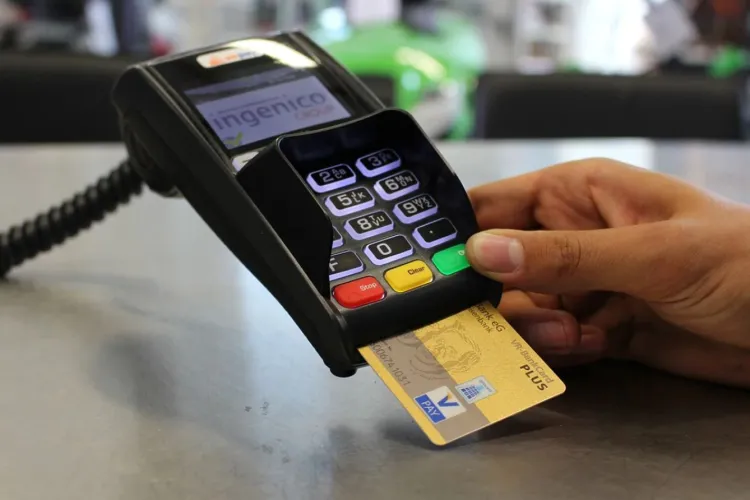 Atenție, români! Guvernul pregătește o taxă de până la trei lei pentru orice tranzacție cu cardul. Prețurile vor exploda