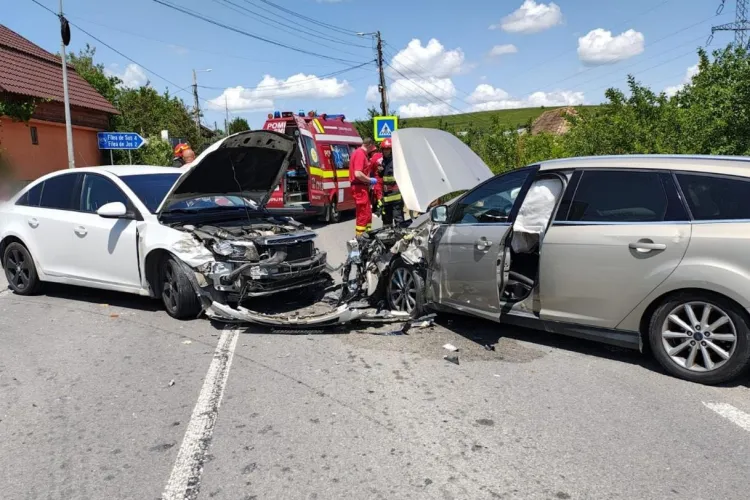 Accident cumplit în Cluj. Trei femei au ajuns la spital, trei autoturisme au suferit daune semnificative