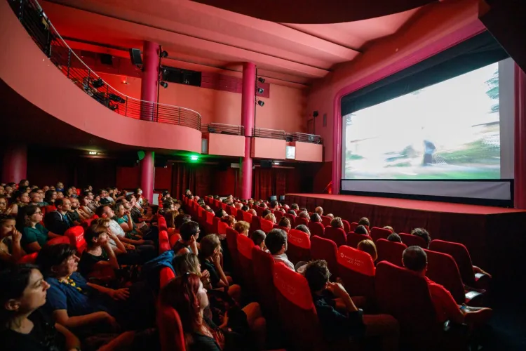 Sfârșitul unei ere: Românii nu mai merg la cinema, iar încasările se prăbușesc. Ce orașe sunt cele mai afectate