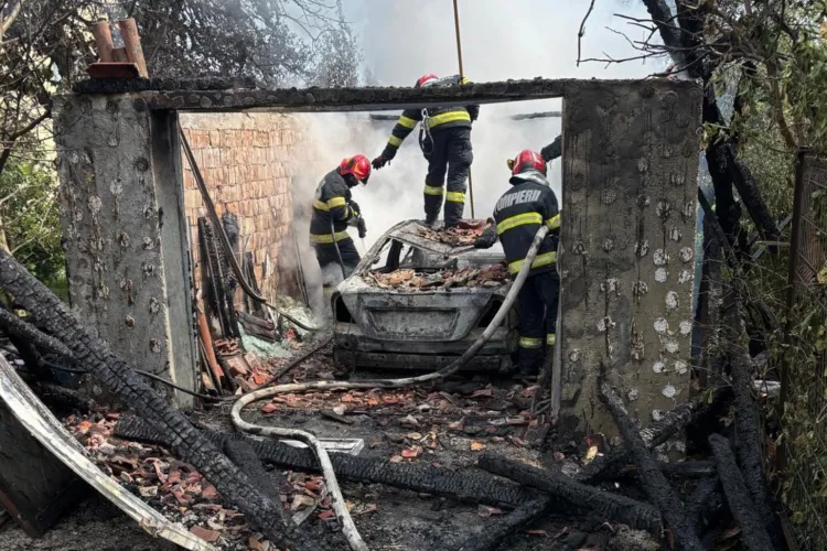 Garaj și mașină făcute scrum în Feleacu, Cluj, după o bubuitură urmată de incendiu puternic: „Praful s-a ales de ele. Noroc că focul nu a ajuns la casă”