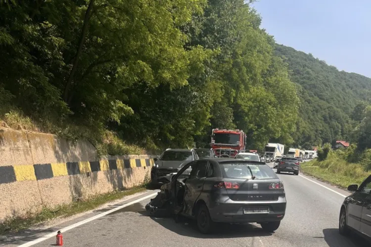 Accident în lanț la Cluj: Un camion și două mașini implicate. O femeie de 50 de ani a fost trasportată de urgență la spital! Traficul a fost blocat