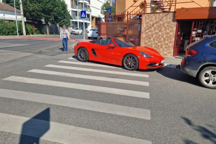 Când ai mulți cai putere, ai și TUPEU maxim: Șoferul unui bolid de lux, „roșu ca focu” a transformat o trecere de pietoni din Cluj în parcare personală