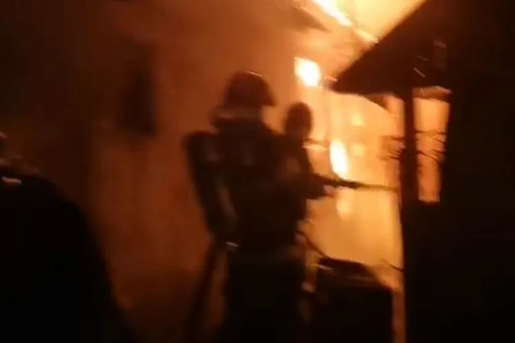 Flăcări în miez de noapte la Cluj: O casă și o anexă făcute scrum, pericol de extindere la a doua locuință! VIDEO