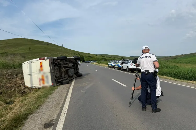 Accident Cluj: O autoutilitară s-a răsturnat în Apahida după ce șoferul a pierdut controlul volanului. A fost transportat de urgență la spital FOTO/VIDEO
