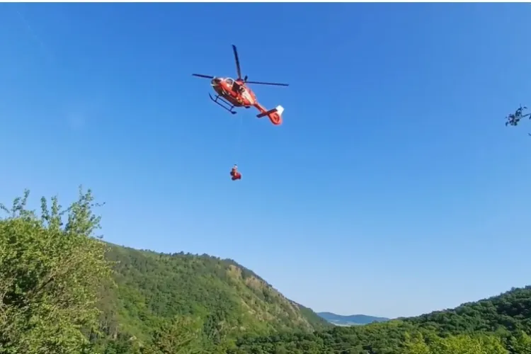 IMAGINI DE INFARCT cu operațiunea de salvare din Cheile Turzii! Momente critice în recuperarea celor două persoane rănite