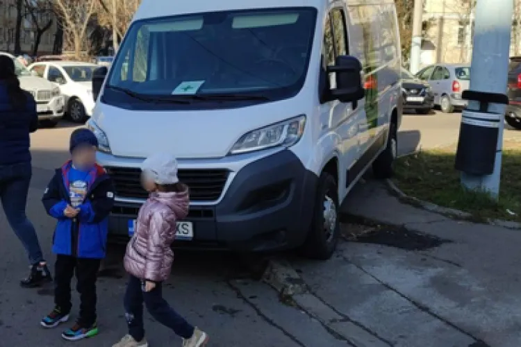 Scandal în traficul din Cluj-Napoca! Un șofer de dubă blochează intersecția și refuză să-și mute mașina: „M-a luat peste picior și m-a înjurat” 